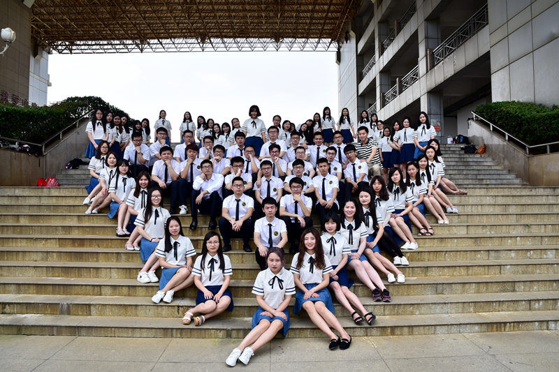 大學四年，這是人最全的一張合照。 江西財經大學 孫堅 攝