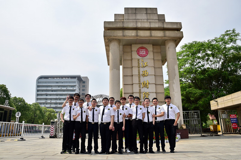 大學四年，最可貴的無非是兄弟情誼。 江西財經大學 孫堅 攝