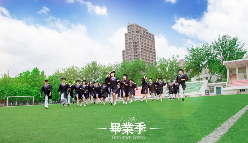 隨風奔跑自由是方向。 長安大學 金成杰 段志強 攝