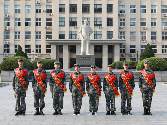 左起：胡一帆，蔚晨陽，阿斯哈爾·努爾太，王晗，賈嵐珺，戴蕊，李業廣，董旭東