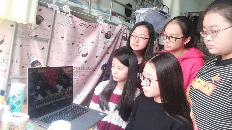 陝西師范大學馬克思主義學院大一學生杜雪曼、冉薇薇、喬妮、高靜、冉小勤在宿舍裡觀看了十九大開幕會直播。