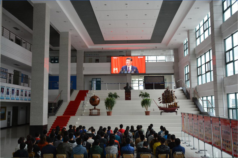 中國石油大學（華東）師生與離退休老同志一同觀看黨的十九大開幕會直播。