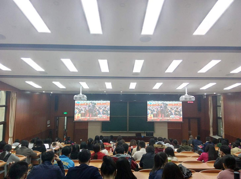 北京語言大學全校師生代表150余人集體收看十九大開幕會直播。