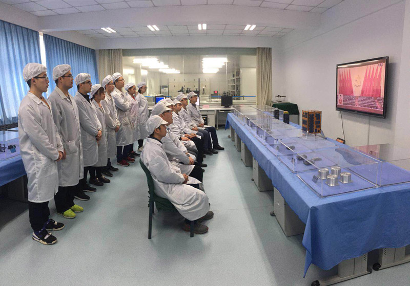 西北工業大學無人機、小衛星等科研團隊、師生黨員干部集中收看黨的十九大開幕會直播。