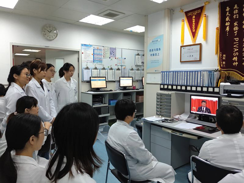 浙江大學醫學院附屬第二醫院醫護人員集體收看十九大開幕會直播。學校在紫金港、玉泉、西溪、華家池、之江、舟山和海寧國際校區都設立了集中收看點。