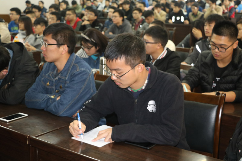 西北農林科技大學師生觀看十九大開幕會直播。