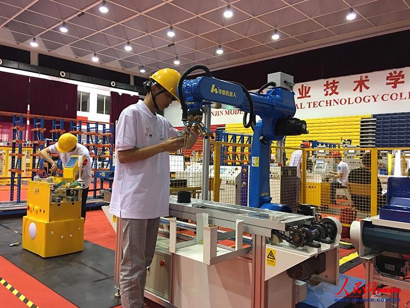 5月7日，在天津現代職業技術學院，一名選手參加天津賽區高職組工業機器人技術應用項目比賽。