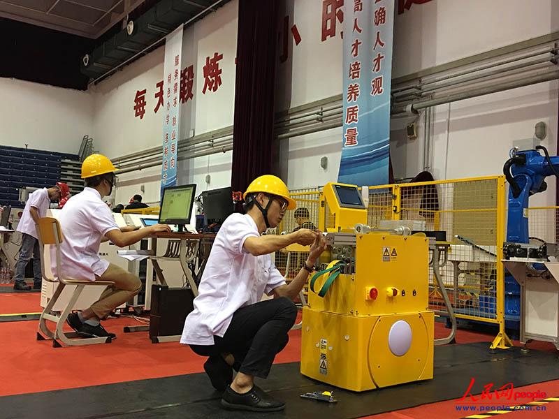 5月7日，在天津現代職業技術學院，一名選手參加天津賽區高職組工業機器人技術應用項目比賽。