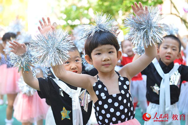 六一國際兒童節來臨之際，北京市第五幼兒園以“啟迪夢想、炫彩童年”為主題，舉行親子科技嘉年華活動。熊旭 攝