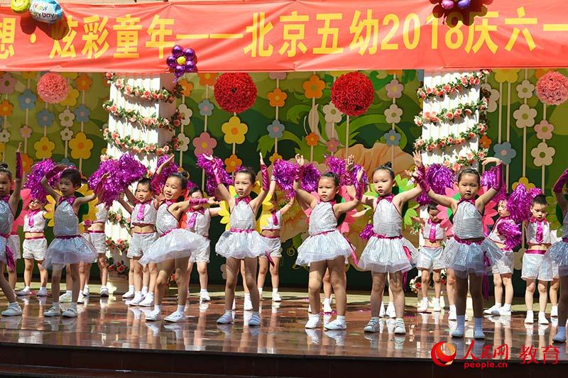 六一國際兒童節來臨之際，北京市第五幼兒園以“啟迪夢想、炫彩童年”為主題，舉行親子科技嘉年華活動。熊旭 攝