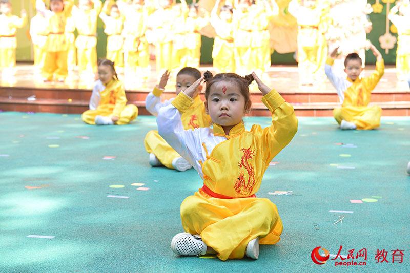 六一國際兒童節來臨之際，北京市第五幼兒園以“啟迪夢想、炫彩童年”為主題，舉行親子科技嘉年華活動。熊旭 攝