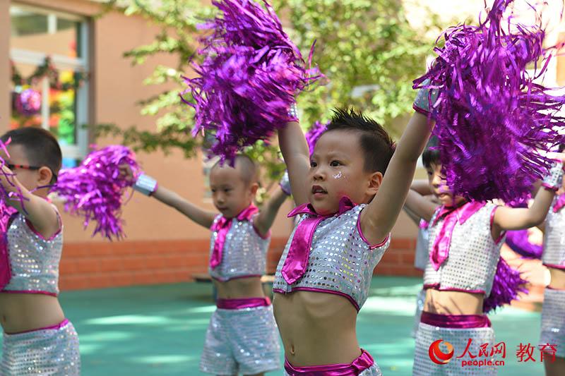 六一國際兒童節來臨之際，北京市第五幼兒園以“啟迪夢想、炫彩童年”為主題，舉行親子科技嘉年華活動。熊旭 攝