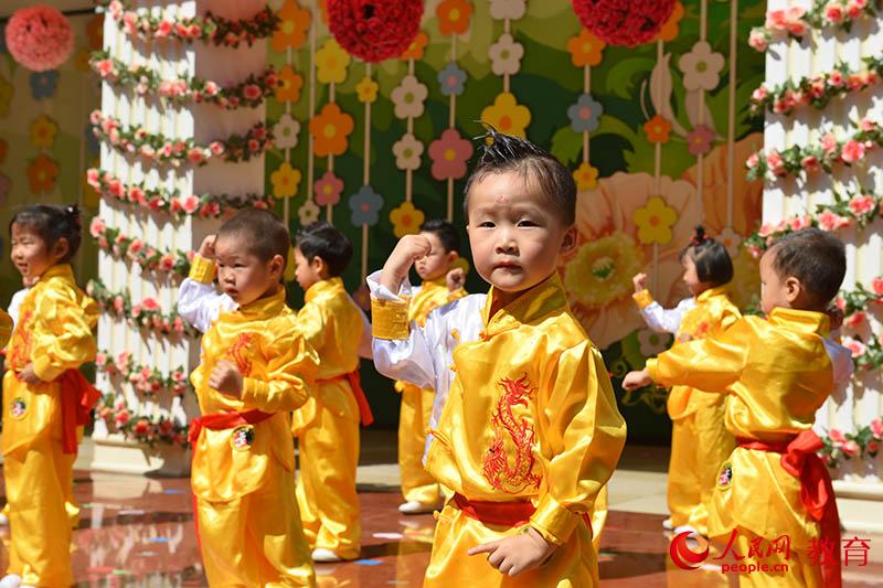 六一國際兒童節來臨之際，北京市第五幼兒園以“啟迪夢想、炫彩童年”為主題，舉行親子科技嘉年華活動。熊旭 攝