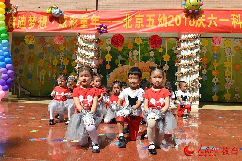 六一國際兒童節來臨之際，北京市第五幼兒園以“啟迪夢想、炫彩童年”為主題，舉行親子科技嘉年華活動。熊旭 攝
