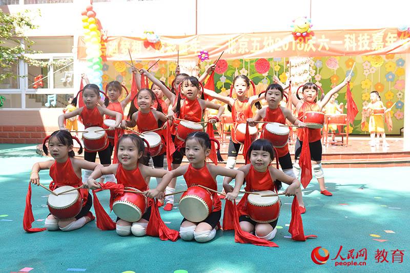 六一國際兒童節來臨之際，北京市第五幼兒園以“啟迪夢想、炫彩童年”為主題，舉行親子科技嘉年華活動。熊旭 攝