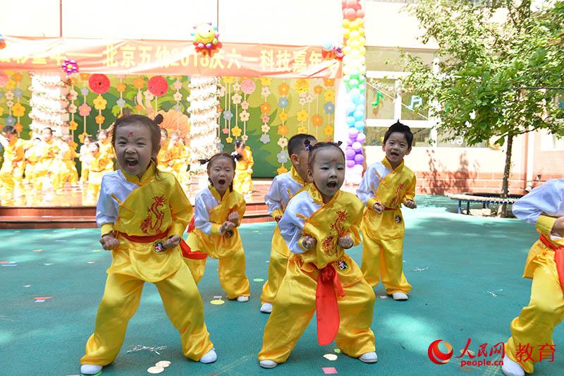 六一國際兒童節來臨之際，北京市第五幼兒園以“啟迪夢想、炫彩童年”為主題，舉行親子科技嘉年華活動。熊旭 攝