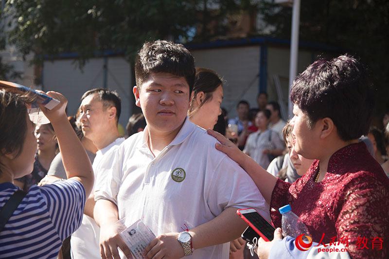 老媽與兒子的溫情對視。徐月靈 攝