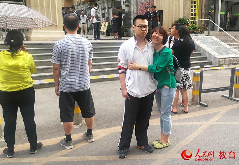 可愛的媽媽與兒子合影。於昕君 攝