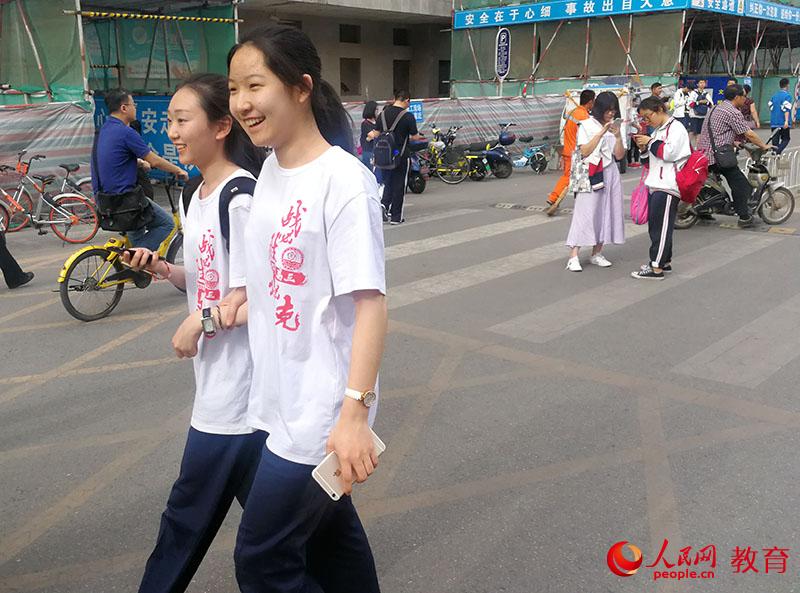 走出考場開心的考生們。李依環 攝