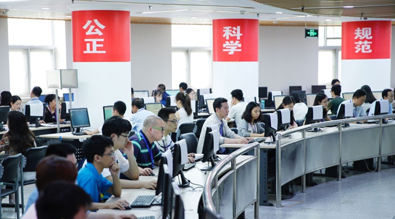 清華大學的高考數學閱卷現場，近280名閱卷老師正用計算機系統閱卷。（李依環/攝）