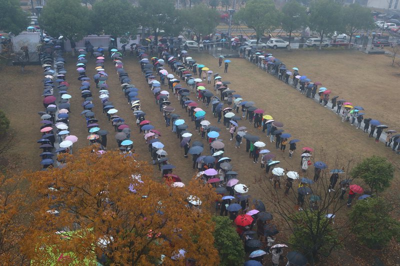 12月21日，江南大學考生們在雨中等候進場（胡奕/攝）