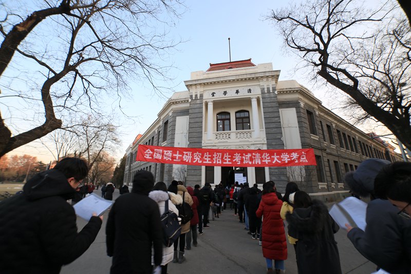 12月21日，清華大學考點，考生們在清華學堂考場進場（何康/攝）