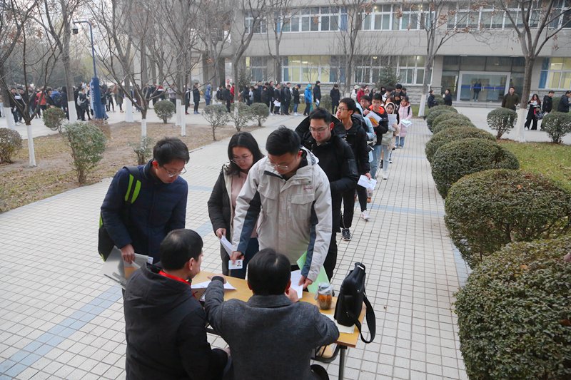 12月21日，西安工業大學考點，考生們排隊安檢進場（朱瑩昱）