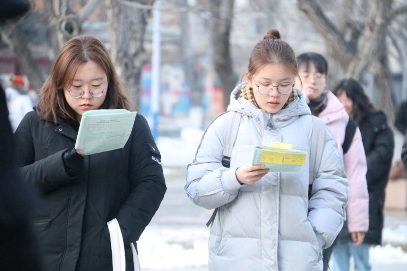 12月21日，中國傳媒大學考點，考生們在等候進場時復習（李錦潭/攝）