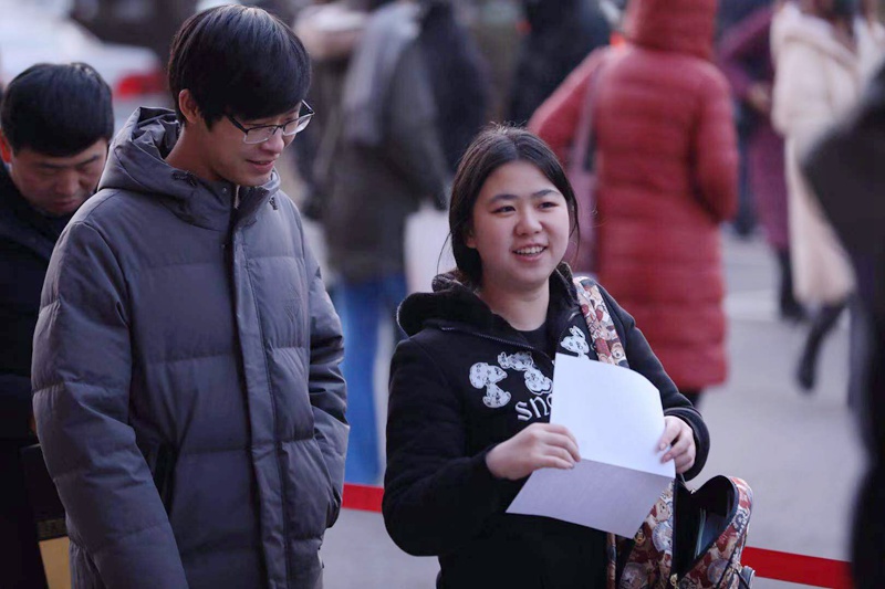 12月21日，北京第二外國語學院考點，排隊入場的考生們（唐文清/攝）