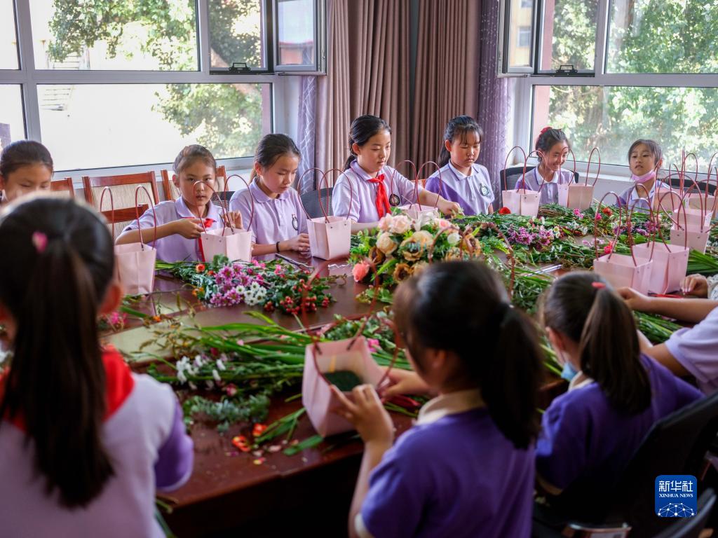6月24日，在包頭市昆都侖區包鋼第十七小學，學生們利用課余時間學習插花。