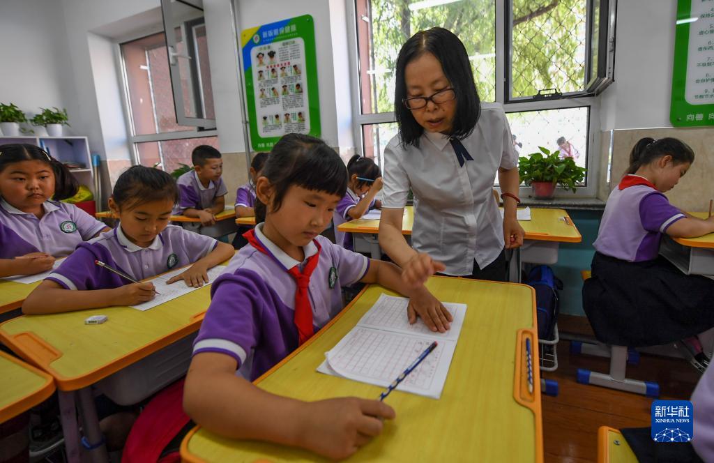 6月24日，在包頭市昆都侖區包鋼第十七小學，學生們利用課余時間學習硬筆書法。