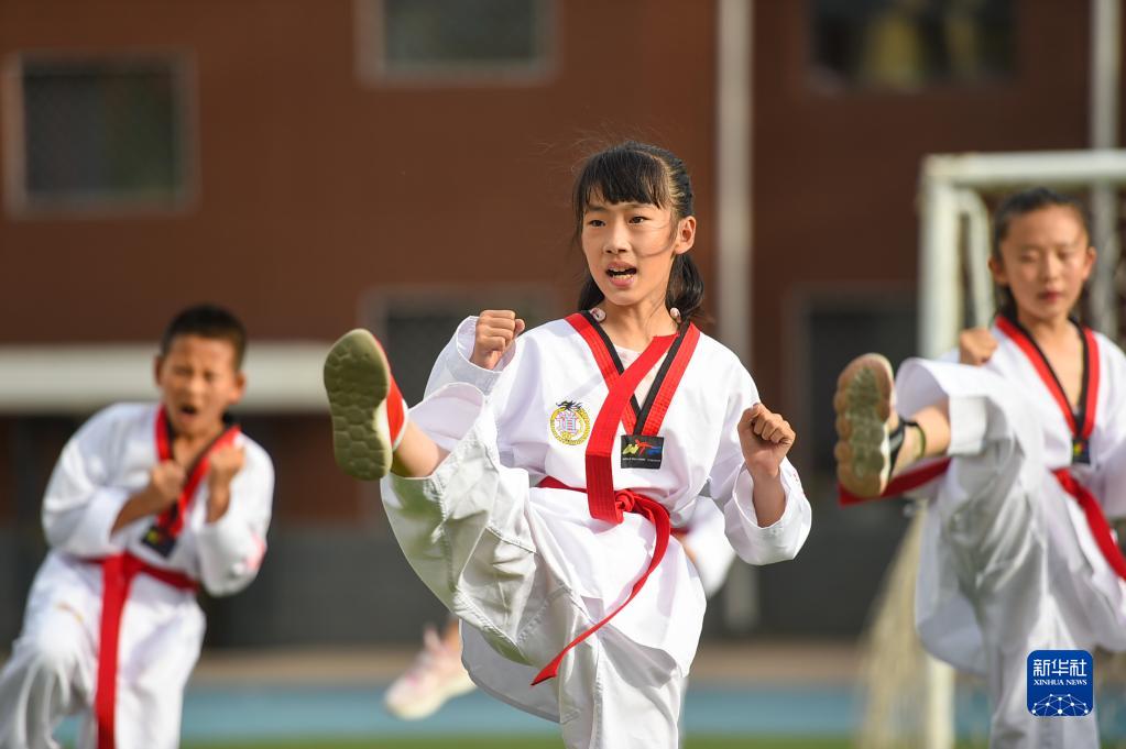 6月24日，在包頭市昆都侖區包鋼第十七小學，學生們利用課余時間學習跆拳道。