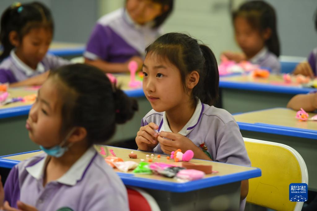 6月24日，在包頭市昆都侖區包鋼第十七小學，學生們利用課余時間學習手工。