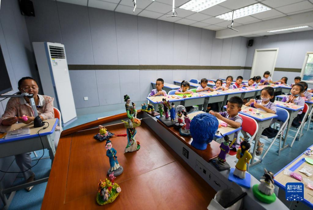 6月24日，在包頭市昆都侖區包鋼第十七小學，學生們利用課余時間學習手工。