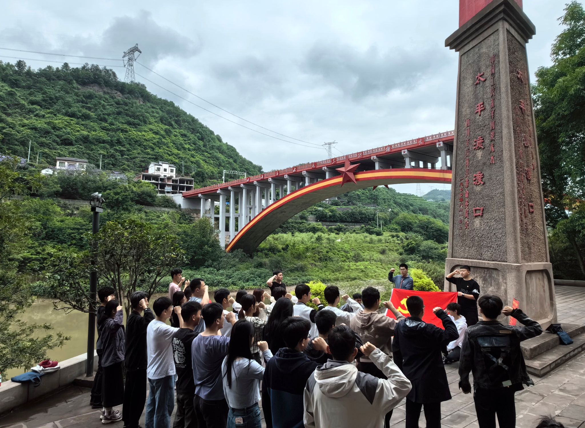 師生重溫入黨誓詞。校方供圖