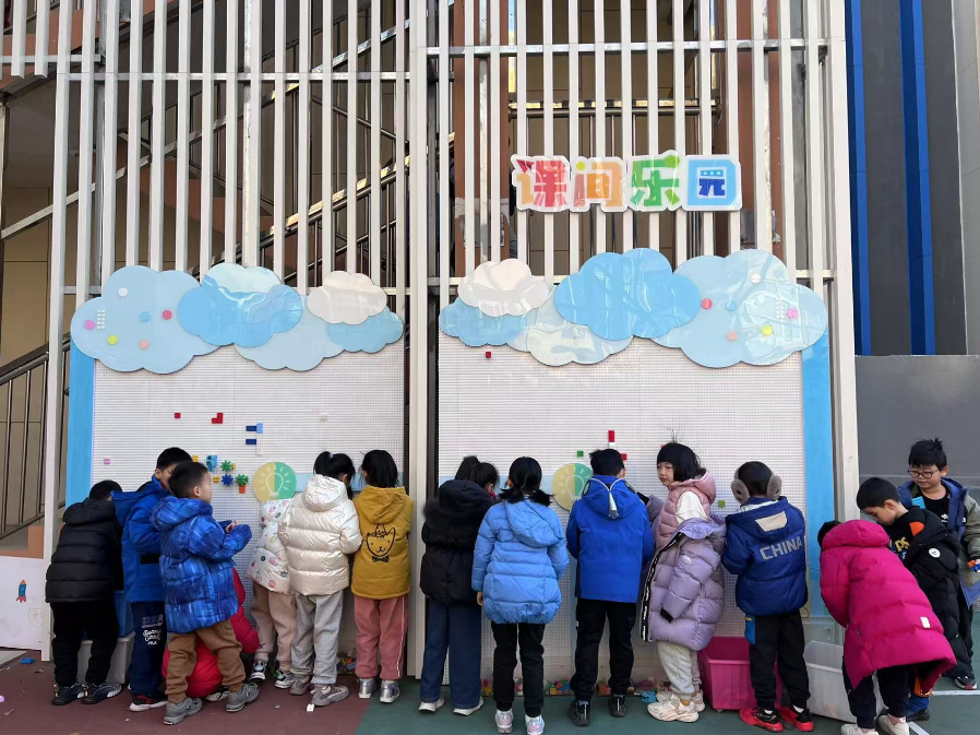 學生們在課間樂園玩拼圖。人民網 白炅攝
