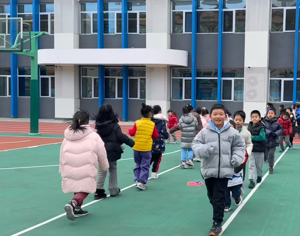 一年級的同學課間跑步 。學校供圖