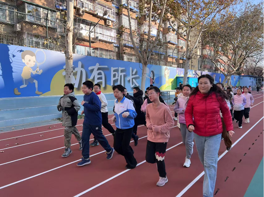 學生們在班主任陪同下跑步。人民網 白炅攝