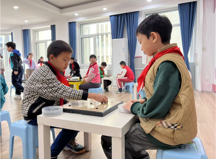 學生們在少先隊大廳下圍棋。人民網 白炅攝