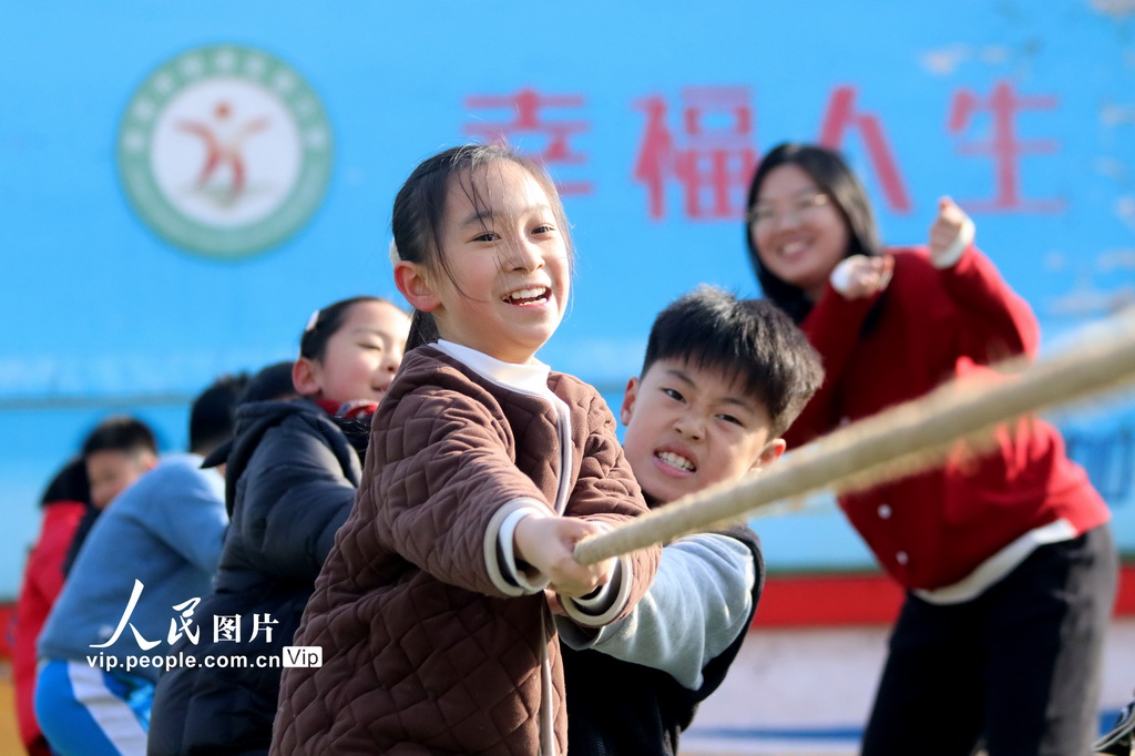 2024年12月27日，在山東省高密市恒濤實驗小學，孩子們在進行拔河比賽。