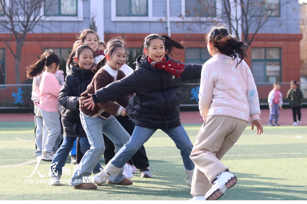 2024年12月27日，在山東省高密市恒濤實驗小學，孩子們在玩老鷹捉小雞游戲。