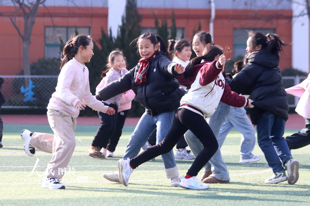 2024年12月27日，在山東省高密市恒濤實驗小學，孩子們在玩老鷹捉小雞游戲。