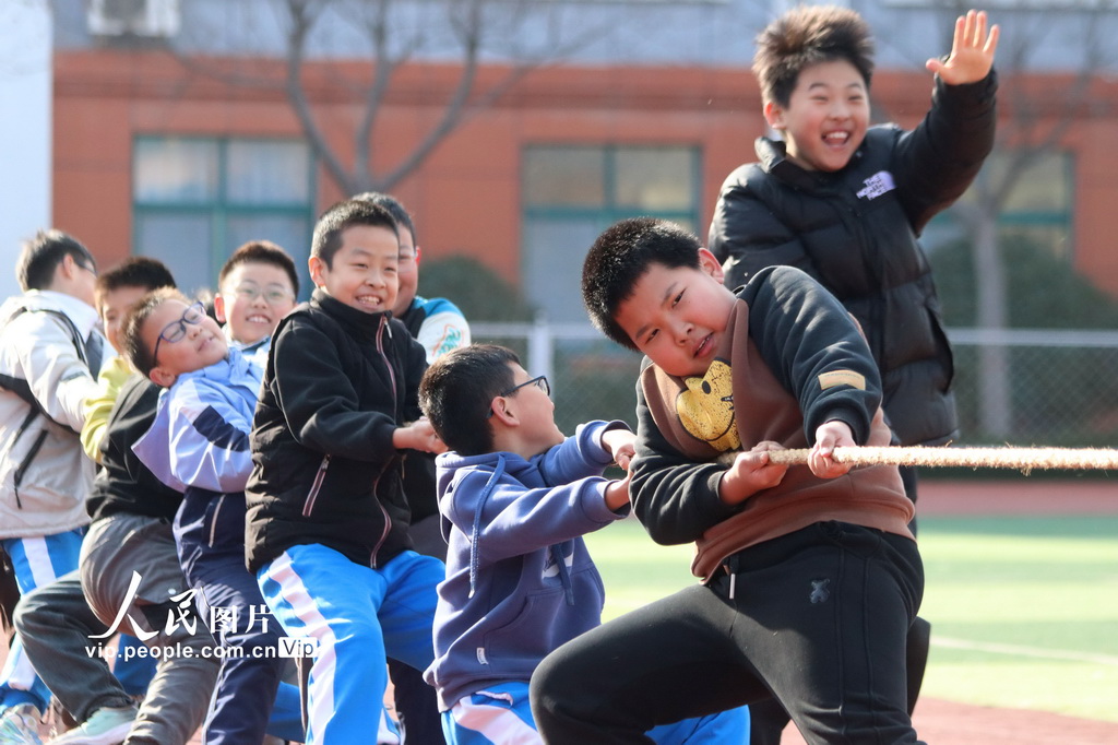 2024年12月27日，在山東省高密市恒濤實驗小學，孩子們在進行拔河比賽。