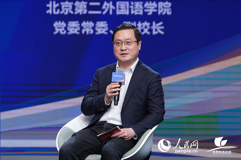 北京第二外國語學院黨委常委、副校長鄭承軍。人民網記者 嚴川吉雨攝