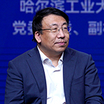     劉挺    哈爾濱工業大學黨委常委、副校長數字化時代將實現教育規?；徒逃齻€性化兩個維度的結合。同時，要在學習過程中擁抱大模型，使用大模型工具，不斷提高自己的信息素養。
