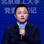     楊帆    北京理工大學黨委副書記過去教育教學通常都是二元結構，講的是師生關系、導師關系。在AI時代，教師要積極地去了解AI、擁抱AI，最終還得善于駕馭AI、應用AI，用AI改進我們教育教學體系。