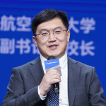     李潤東    沈陽航空航天大學黨委副書記、校長教育的方向應該來自于科技的需求。不管本科、碩士、博士，最終我們要把培養的人送到社會，被科技界、產業界所評價。