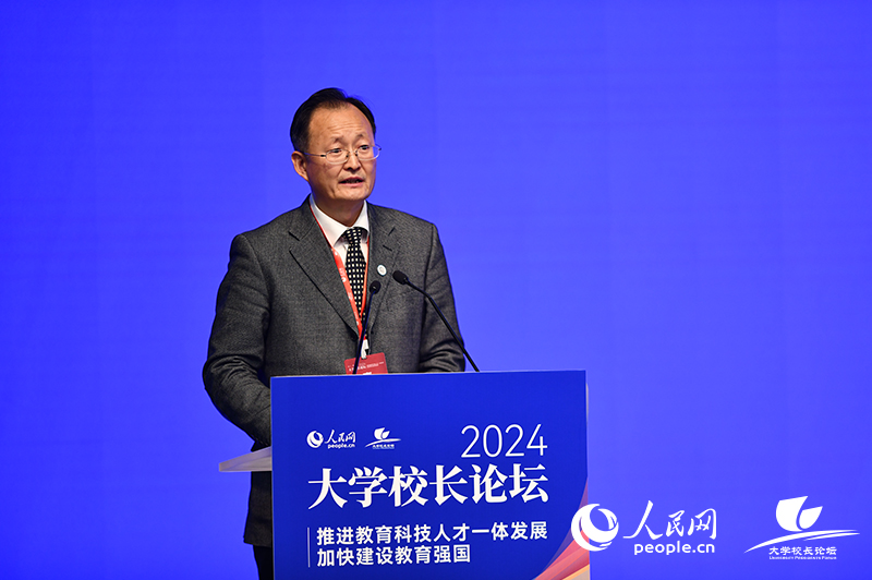 對外經濟貿易大學黨委書記黃寶印出席論壇并發言。人民網記者 任峰濤攝
