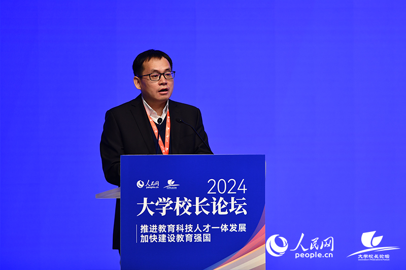 山東財經大學黨委副書記、校長洪俊杰出席論壇并發表主旨演講。人民網記者 任峰濤攝