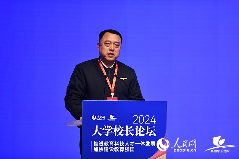 中國民用航空飛行學院黨委常委、副院長馬建新出席論壇并做主旨發言。
